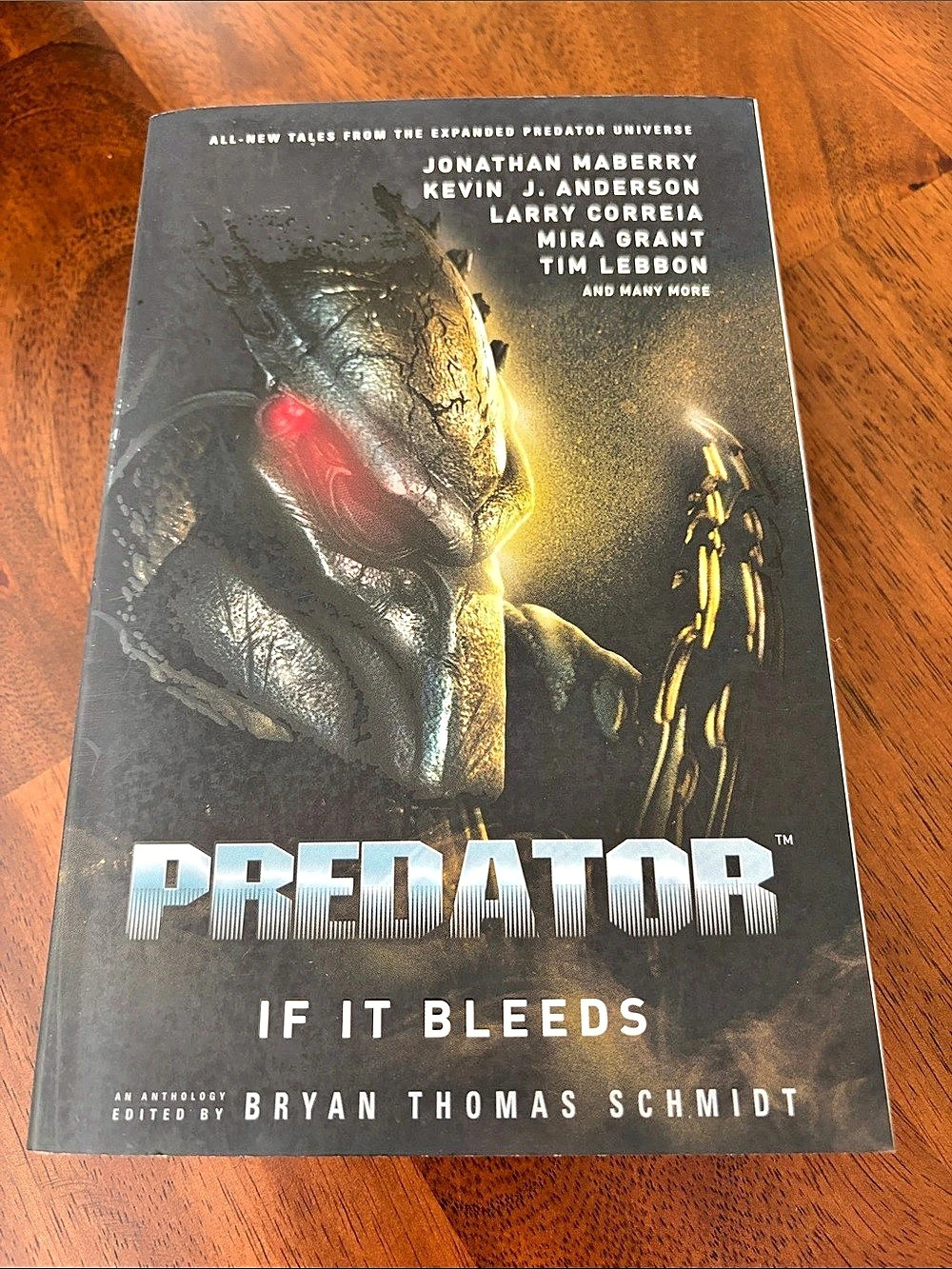 Titan Books Predator: If It Bleeds NEW Book